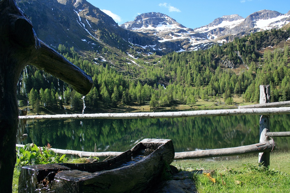 Brunnen oberhalb des Sees