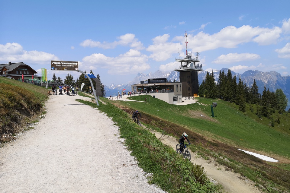 Blick auf Bergstation und Dachstein