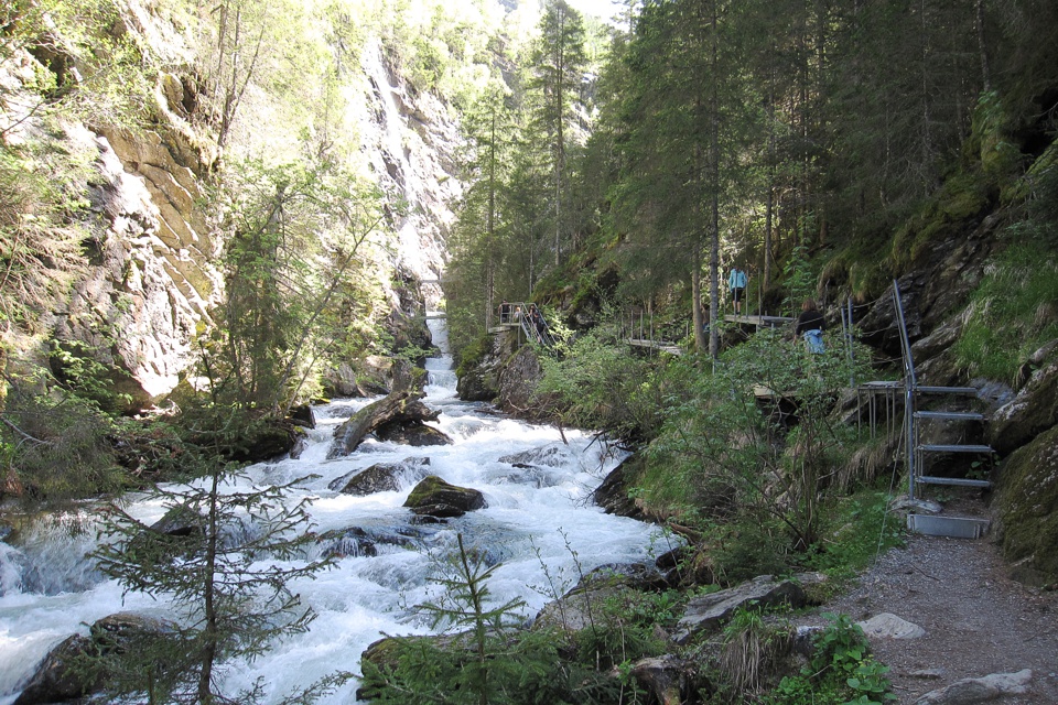 Weg entlang des Riesachbaches